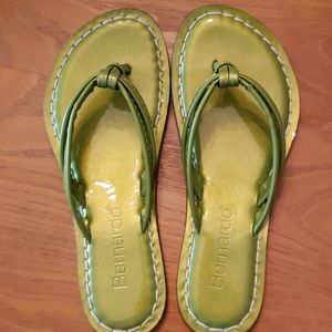 Bernardo thong sandals